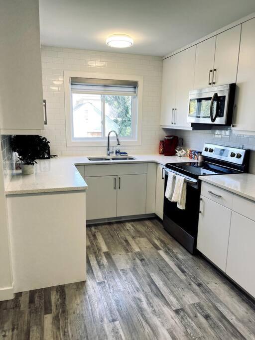 위니펙 Walking Distance To St Boniface, Easy Parking 빌라 외부 사진